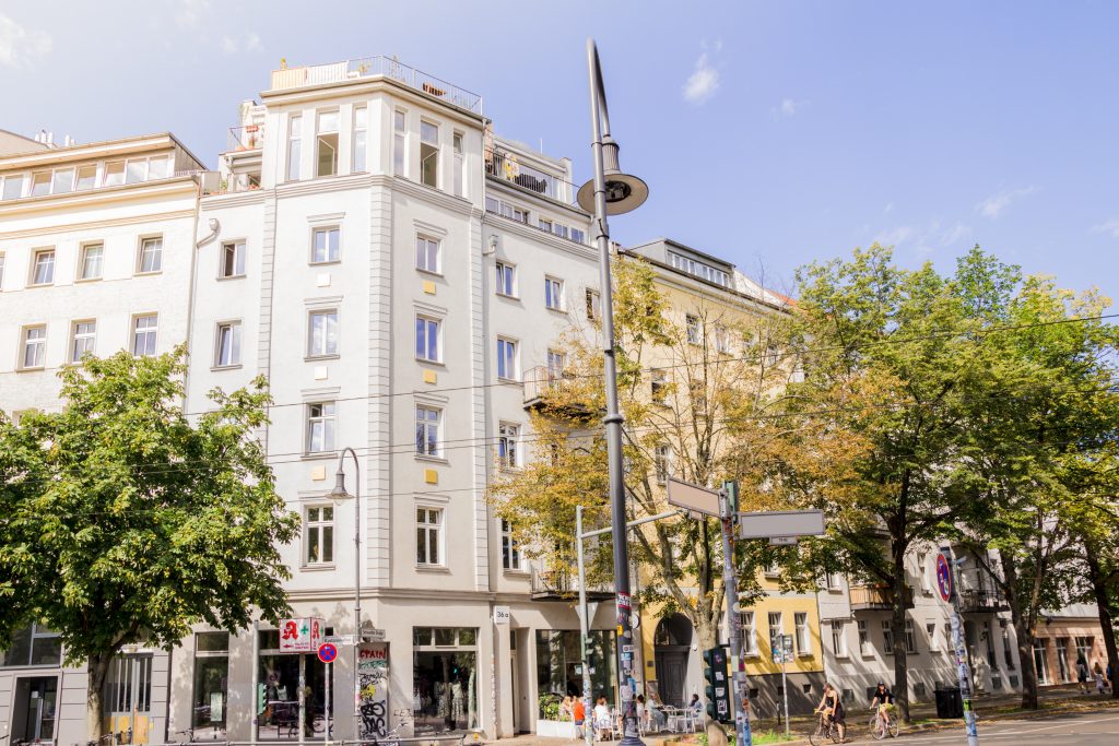 Berliner Wohn- und Geschäftshaus mit heller Fassade.